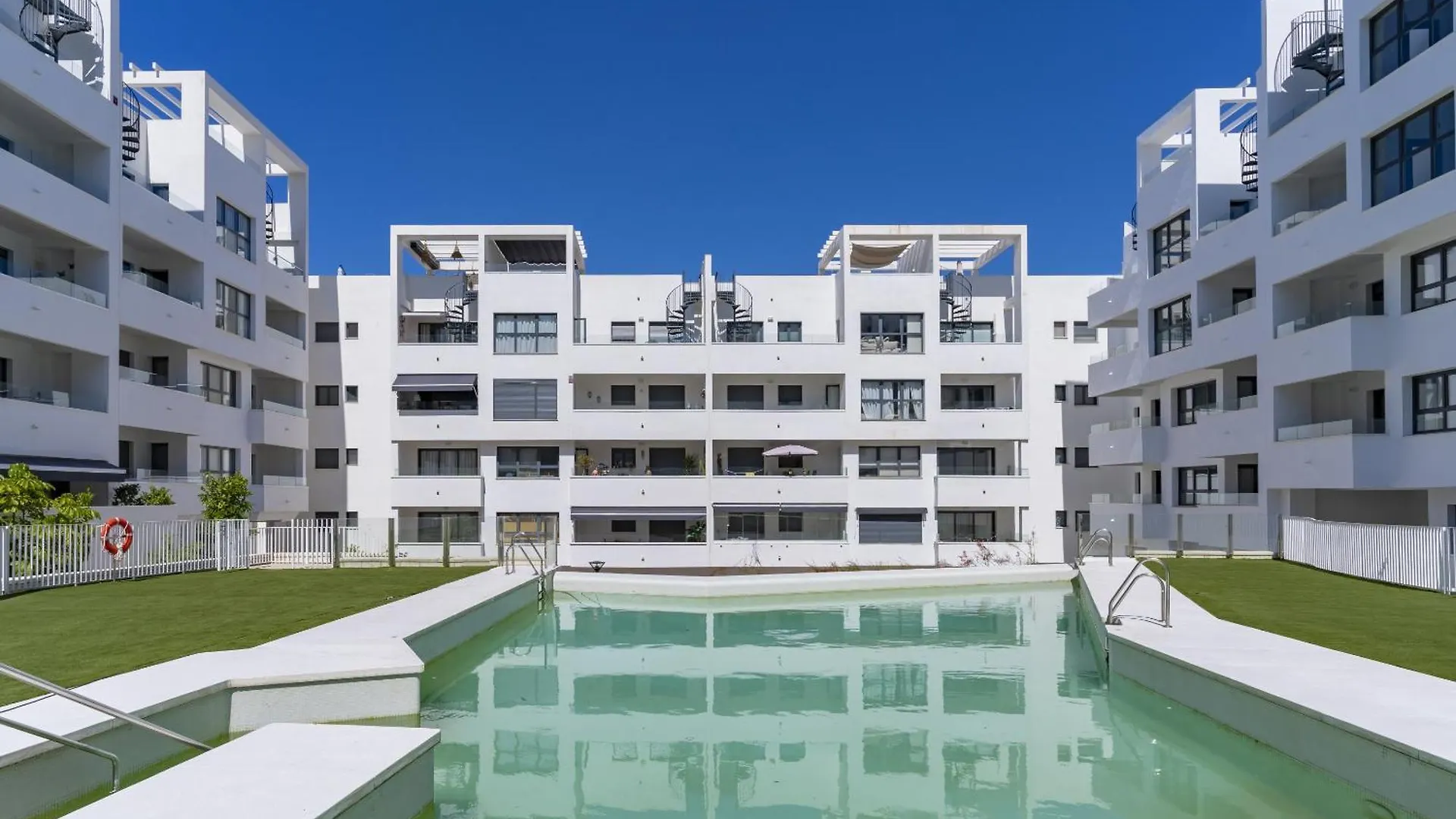 Central Apartment With Big Roof Terrace Estepona